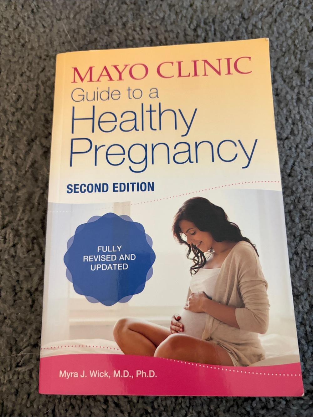 Mayo Clinic Guide to a Healthy Pregnancy - Pink & Cream Cover